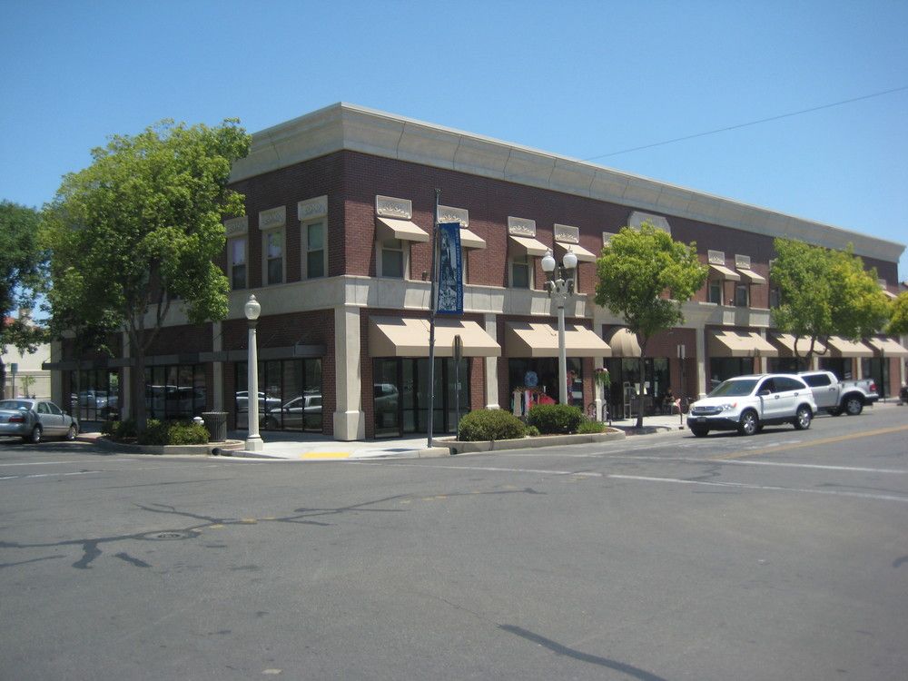 Retail For Lease: 213 W 8th St, Hanford, CA 93230